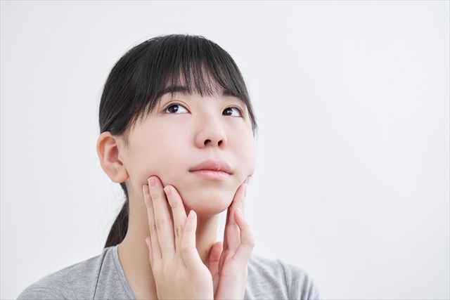 小顔は自分で作れる フェイスラインと首をほぐして理想のお顔に近づこう セグロラ化粧品 小顔は自分で作れる フェイスラインと首をほぐして理想のお顔に近づこう セグロラ化粧品